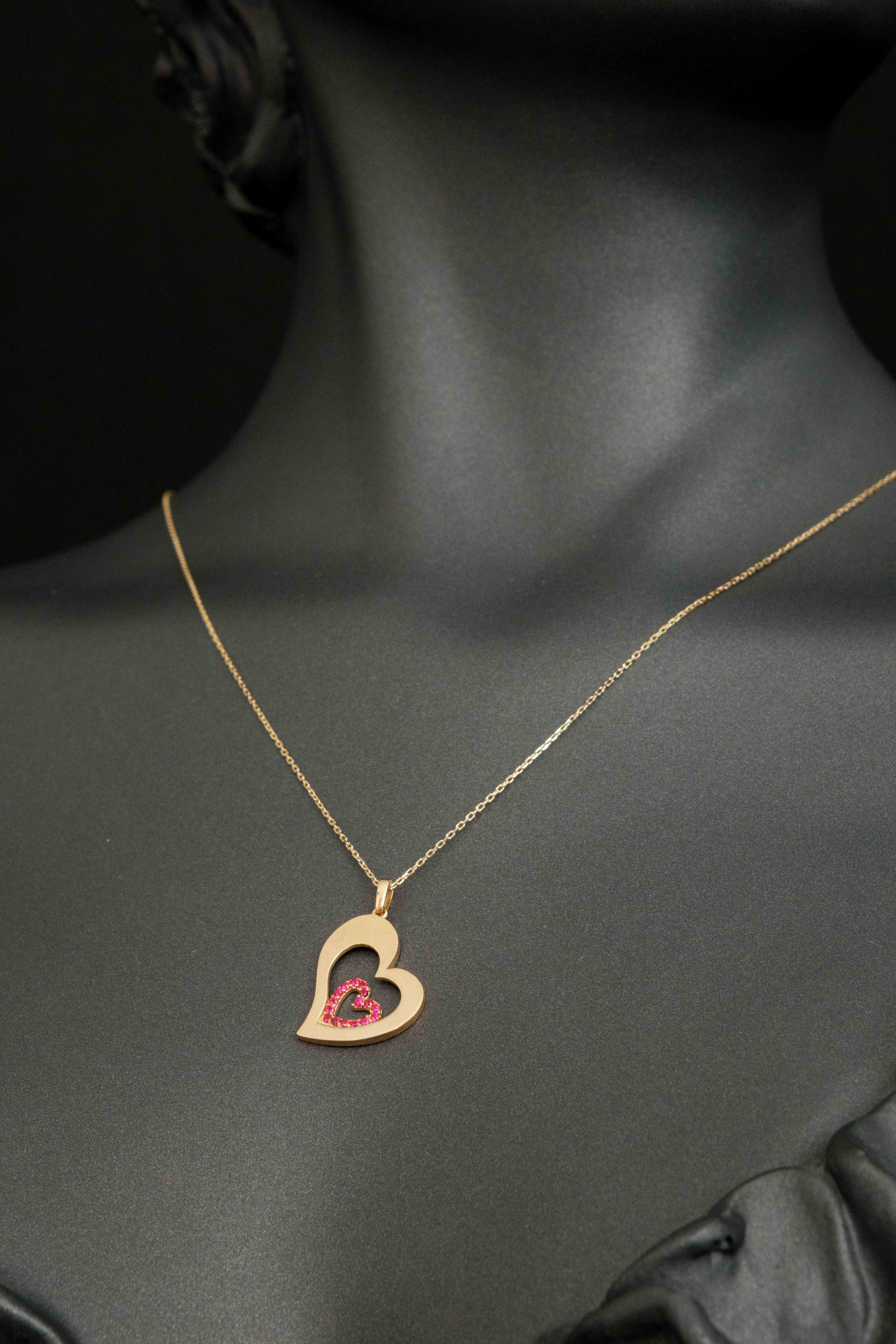 Kırmızı Taşlı Kalpli Kolye