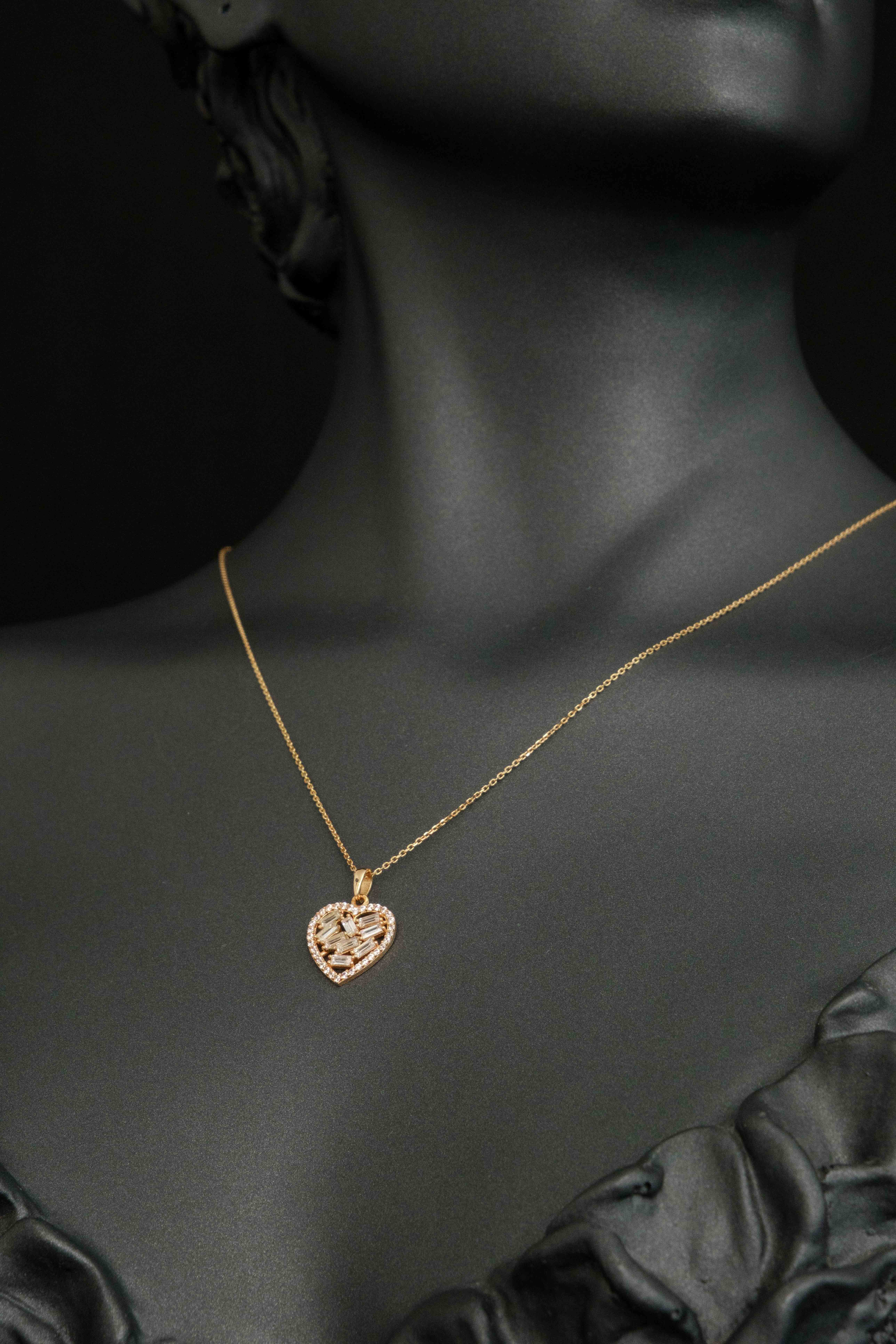 Baget İşlemeli Kalp Kolye